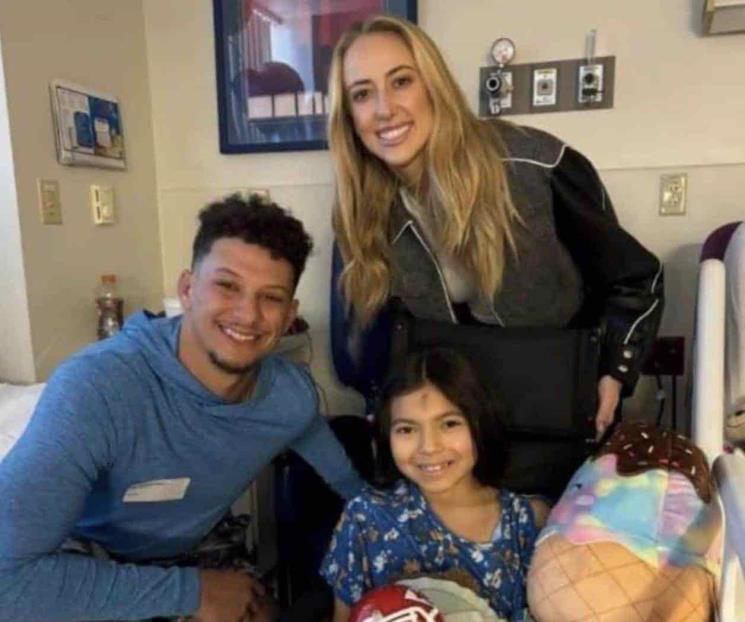 Visitan Patrick Mahomes y su esposa a niños en hospital de Kansas Visitan Patrick Mahomes y su esposa a niños en hospital de Kansas