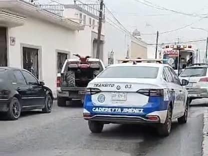 Impacta camioneta a moto