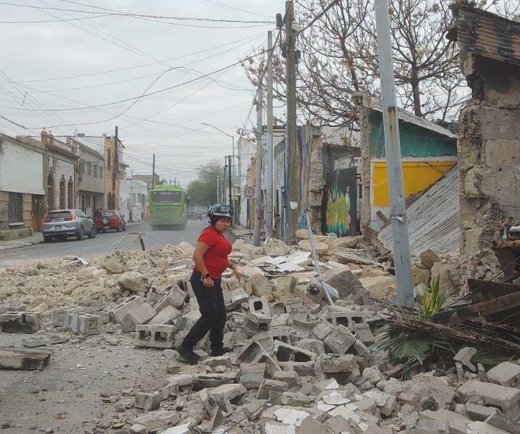 Colapsan paredes de 2 casas antiguas