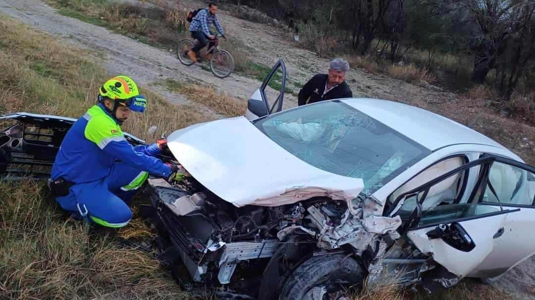 Chocan de frente; hay dos lesionados