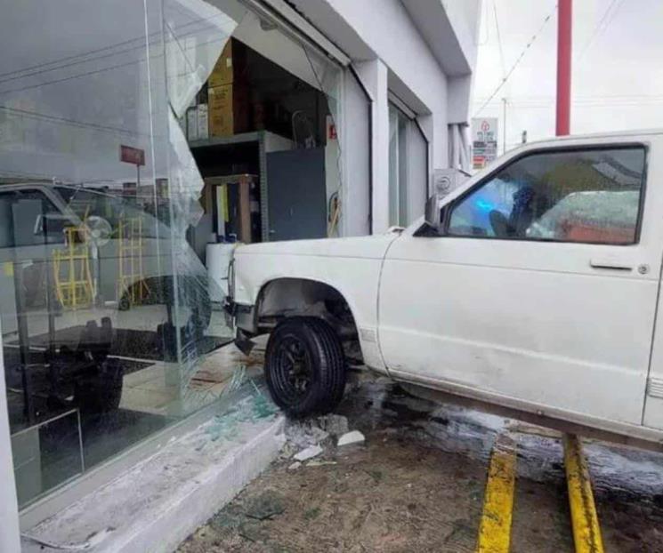 Confunde pedal y se estrella contra tienda departamental