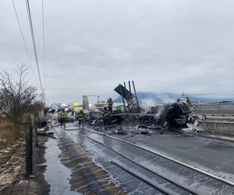Arde tráiler en el Libramiento Noroeste