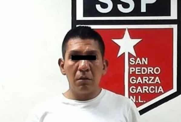 Graba con celular a sus compañeras en el baño