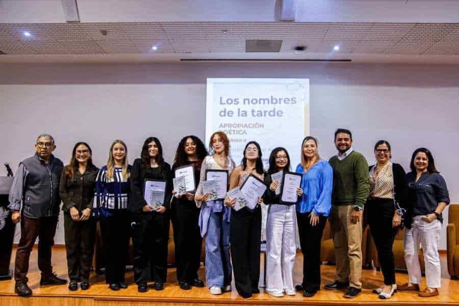 Entregan reconocimiento a alumnas por publicación de poemario Entregan reconocimiento a alumnas por publicación de poemario
