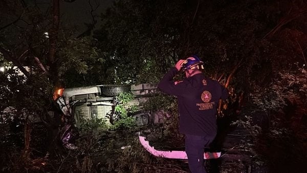 El reporte de una camioneta volcada en el municipio de Allende a la altura del Río Ramos, movilizó esta madrugada a elementos de Protección Civil municipal, sin que se reportaran lesionados, la unidad al parecer fue abandonada.