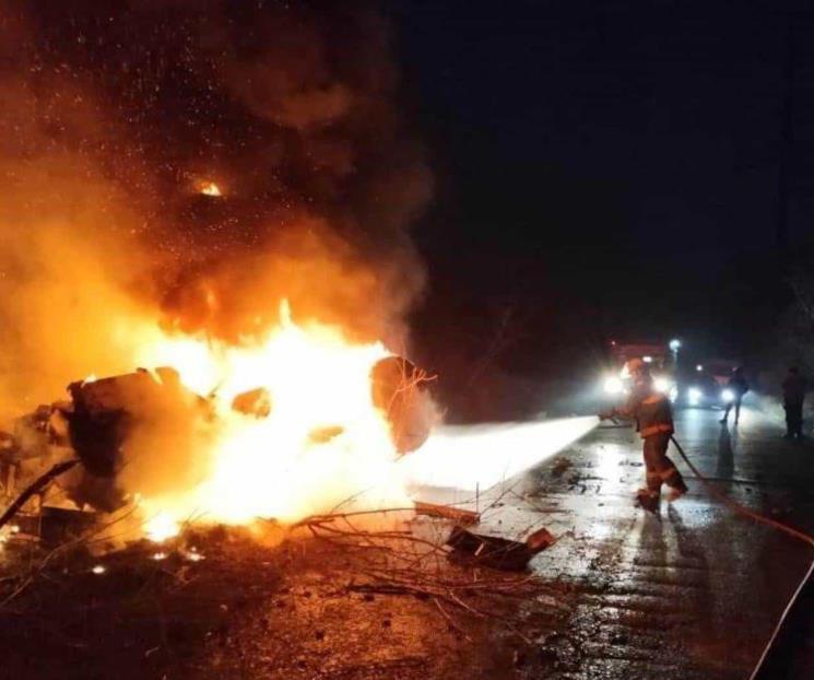 Choca tráiler y se incendia en puente de Cadereyta