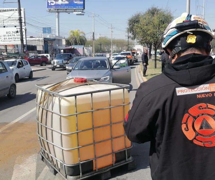Cae tanque con mil litros de gasolina