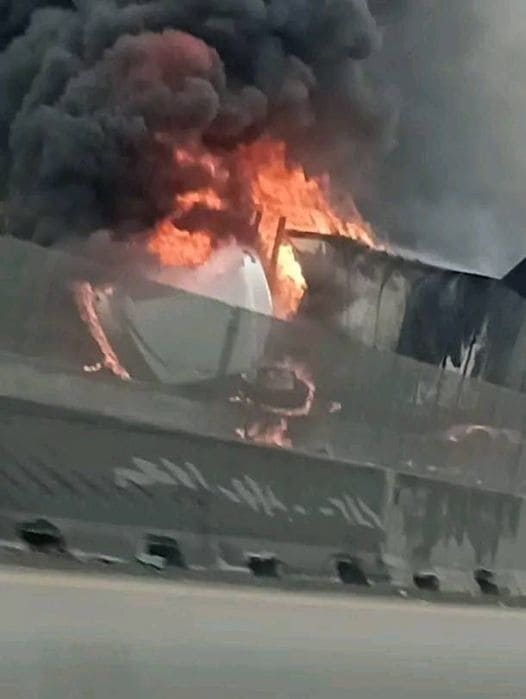 Luego de estrellarse contra un señalamiento vial, un tráiler cargado con tarimas de madera se volcó a incendió, ayer en el Libramiento Noroeste y Camino a Las Pedreras, municipio de General Escobedo.