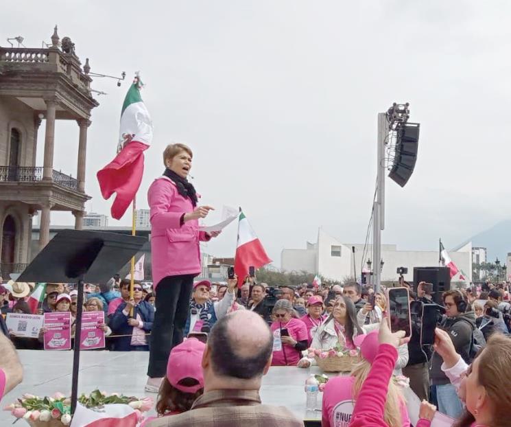 Marchan regios por la defensa del voto
