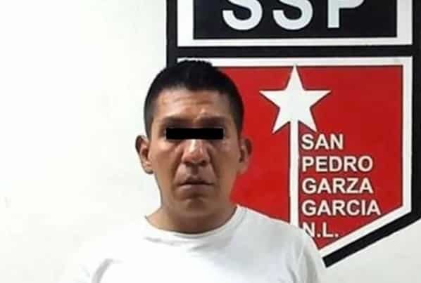Elementos de la policía preventiva de San Pedro, detuvieron a un hombre que fue sorprendido grabando con su celular, a las compañeras de trabajo, cuando acudían a los sanitarios.