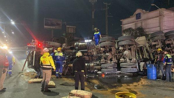 Vuelca tráiler en San Nicolás
