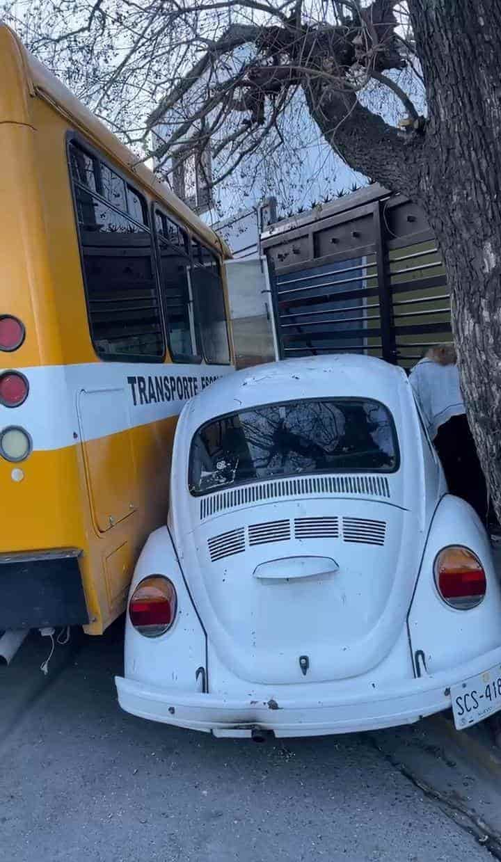 Tras chocar contra un vehículo, un transporte de escolar en el que únicamente viajaba su conductor, se estrelló contra un auto estacionado y un medidor de gas ocasionándose una fuga, esta mañana en la Colonia Alta Vista, al sur del municipio de Monterrey.
