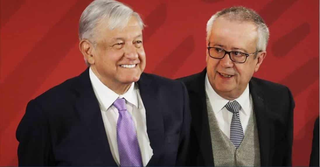 AMLO lamenta muerte de Carlos Urzúa; acusa calumnias de oposición