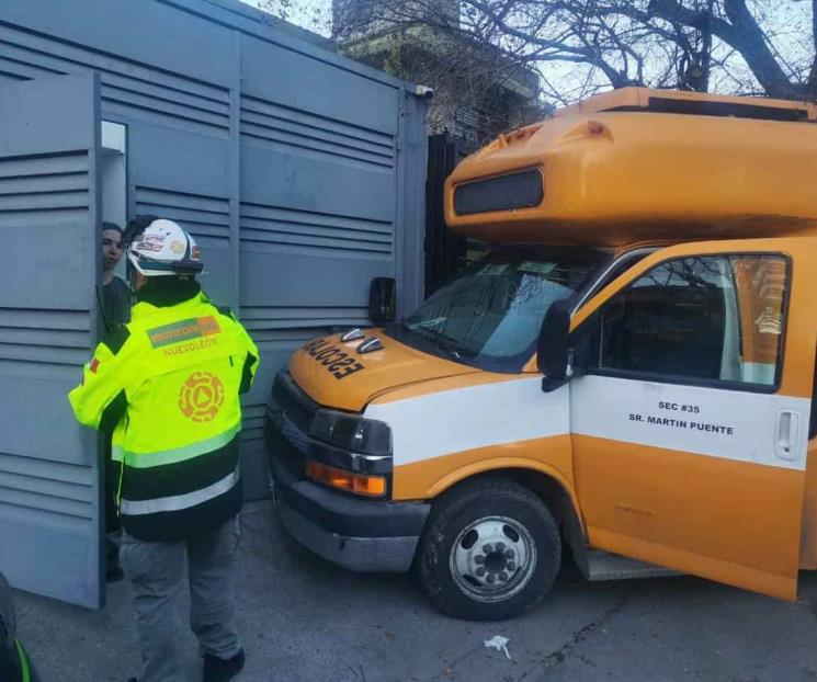 Choca Transporte Escolar y se estrella en domicilio