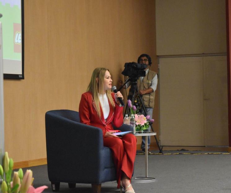 Comparten experiencias de mujeres en la ciencia