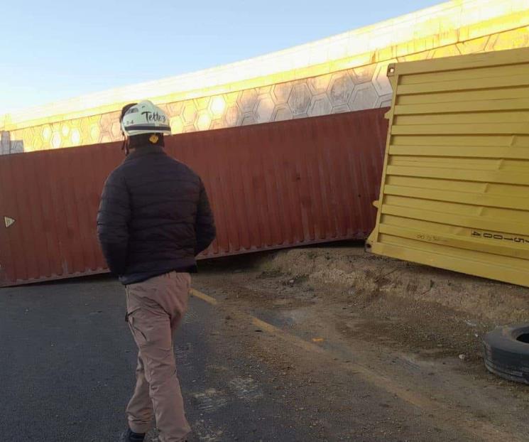 Caen contenedores de tráiler
