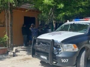 Un grupo de hombres armados asaltaron la vivienda de un gallero radicado en el municipio de Juárez, donde se llevaron varios gallos de pelea y dinero en efectivo.