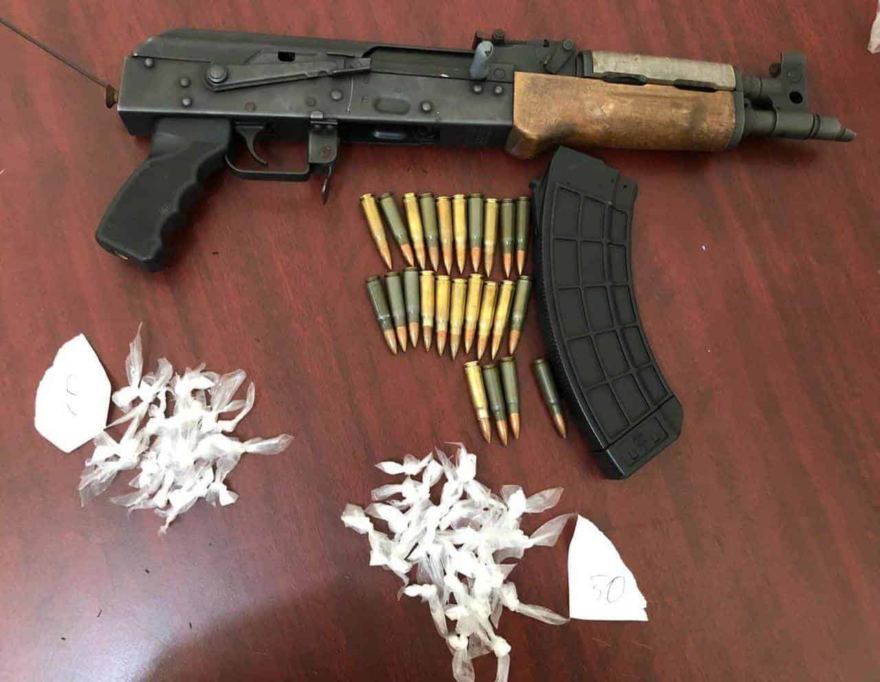 Elementos de Fuerza Civil detuvieron la tarde del miércolesa dos hombres en posesión de armas de fuego, en el municipio de Linares, tras ser interceptados por estar a punto de atropellar a una persona a caballo con la camioneta en que viajaba.