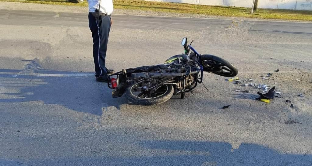Choca moto contra camioneta 