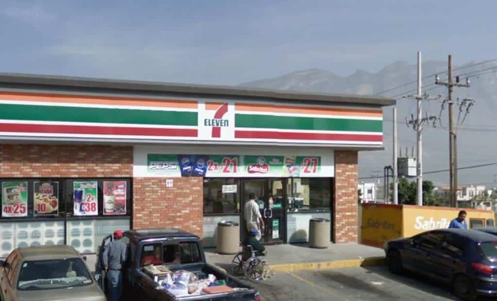 Asaltan tienda en Santa Catarina