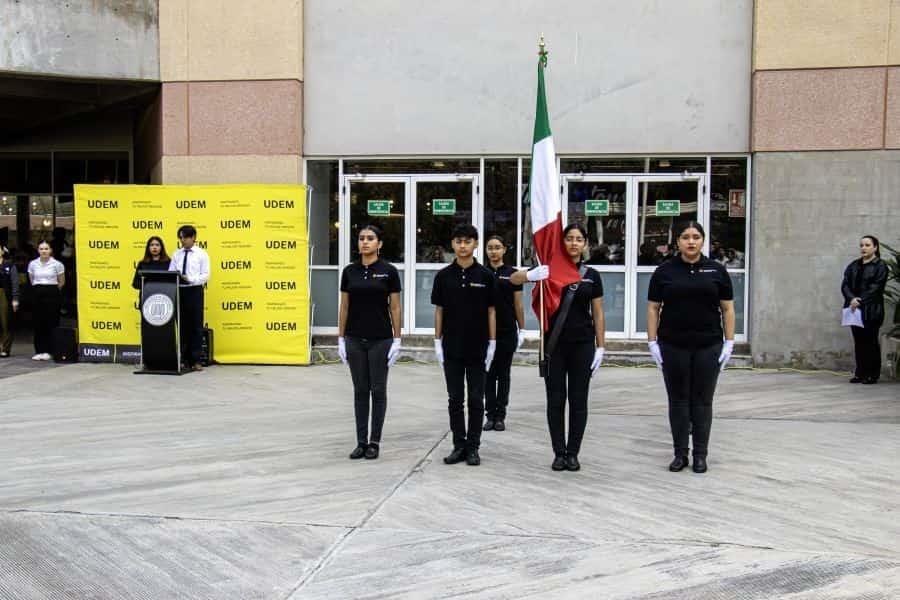 Rinde comunidad UDEM honores a la bandera