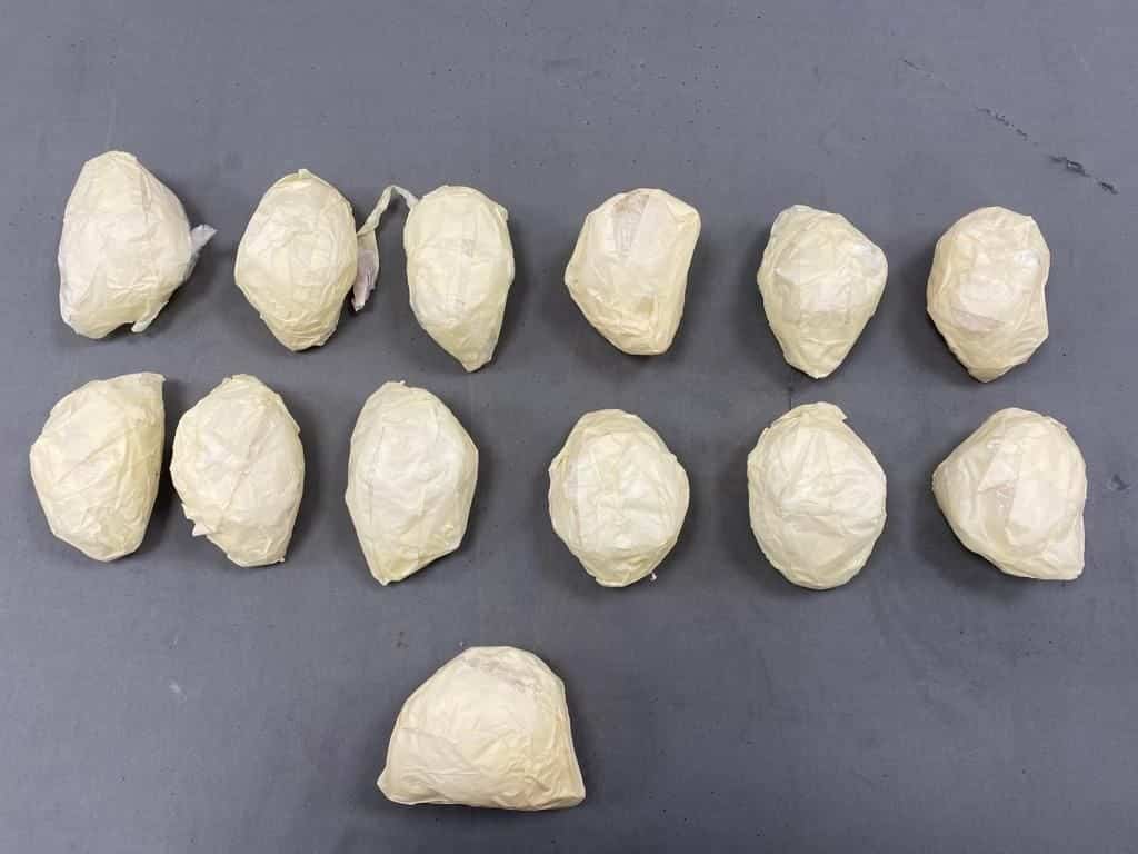 Elementos de la Policía Federal Ministerial, lograron la detención de dos presuntos narcotraficantes, que transportaban 13 paquetes con metanfetamina en el municipio de General Bravo.