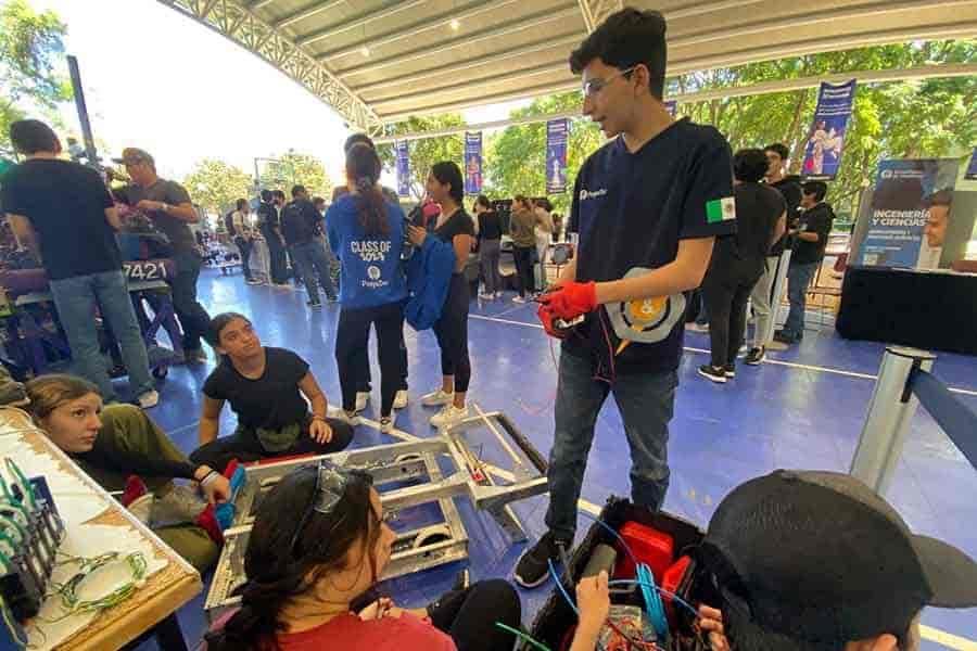 Reconocen a alumno de PrepaTec Valle Alto por liderazgo en robótica