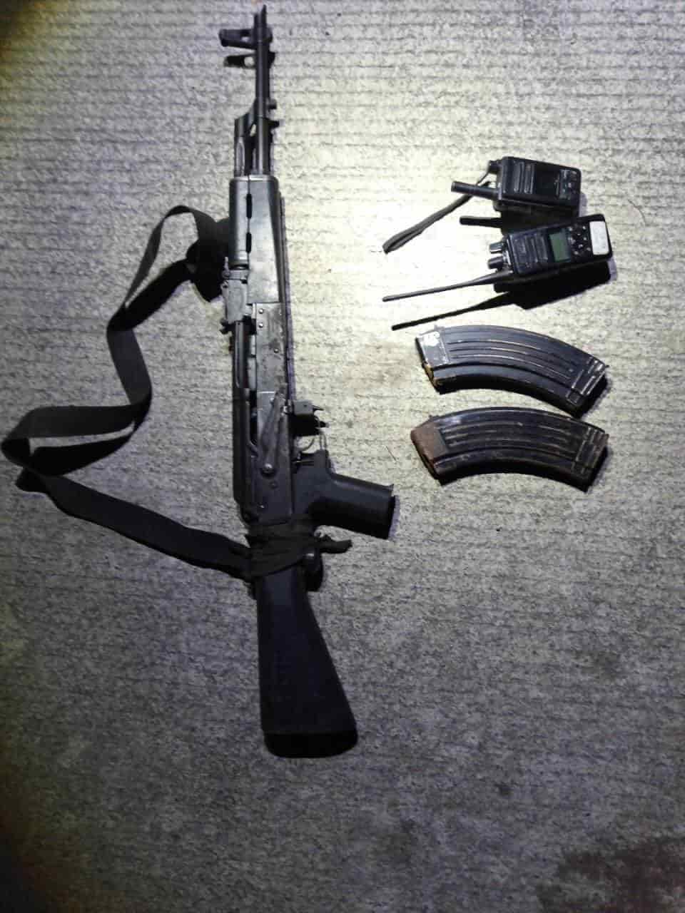 Tras evadir un filtro de revisión en Cerralvo y luego de una persecución y enfrentamiento, dos hombres fueron arrestados por elementos de Fuerza Civil.