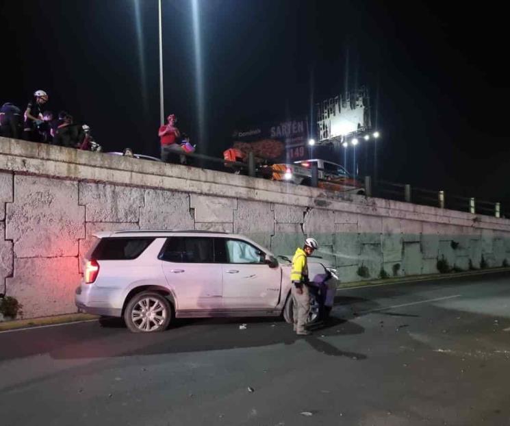 Cae camioneta de puente