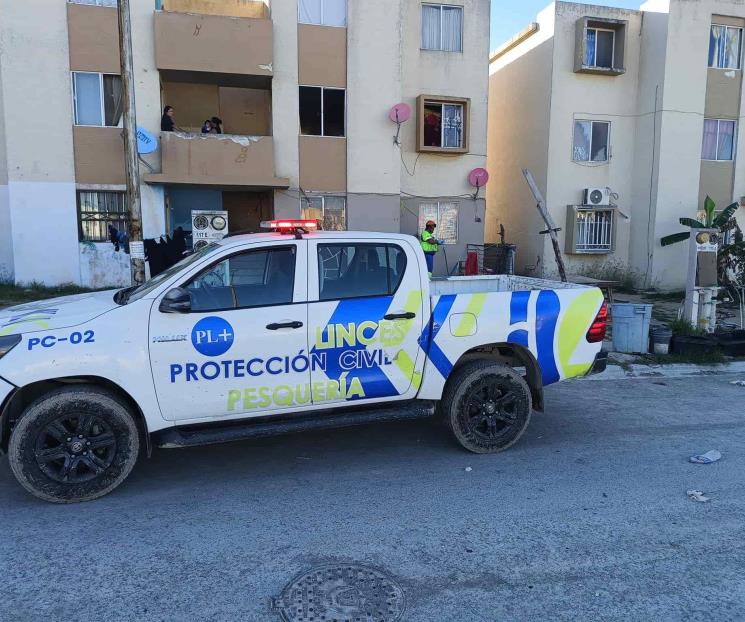 Recibe mujer descarga eléctrica Recibe mujer descarga eléctrica