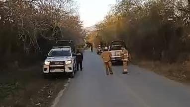 Hallan dos cuerpos calcinados en auto