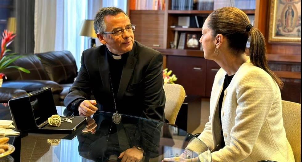 Entrega Sheinbaum regalo bendecido al rector de la Basílica