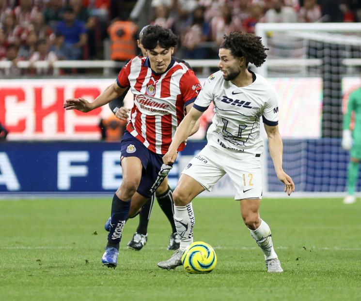 Vence Chivas a Pumas en debut de Chicharito