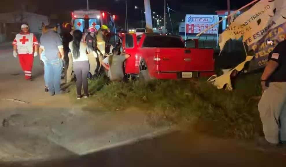 Conductor resulta lesionado al estrellarse en Linares