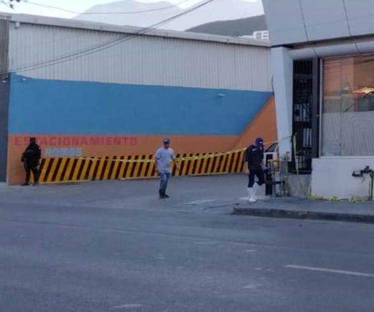 Mata máquina a empleado en carnicería