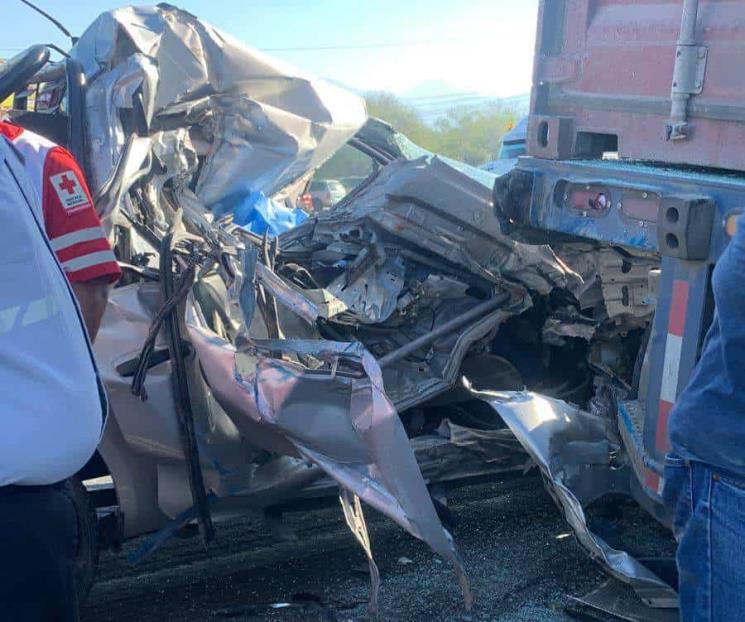 Fallece tras choque contra tráiler