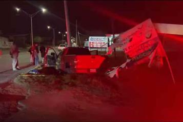 Impacta camioneta contra poste 