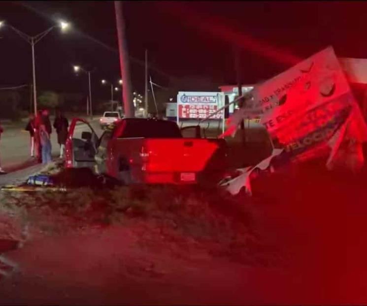 Impacta camioneta contra poste Impacta camioneta contra poste