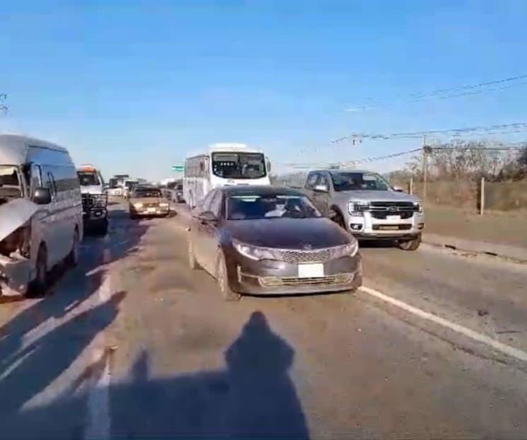 Deja choque entre tráiler y transporte de personal 14 heridos