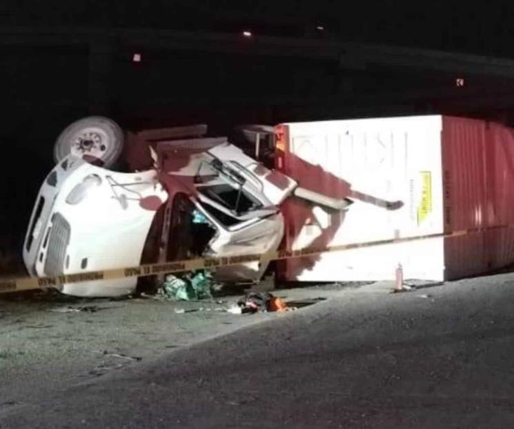Muere trailero en volcadura