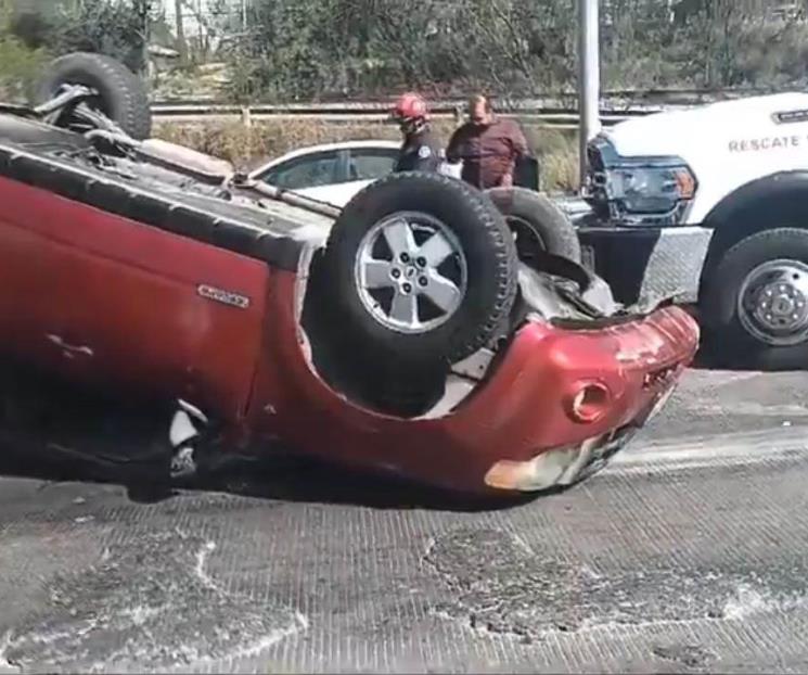 Queda atrapado conductor en volcadura