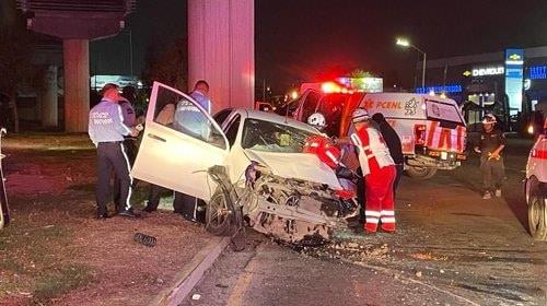 Impacta columna del Metro y queda prensado