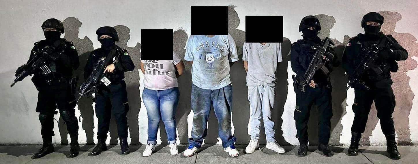Arrestan a tres con droga y arma de fuego Arrestan a tres con droga y arma de fuego