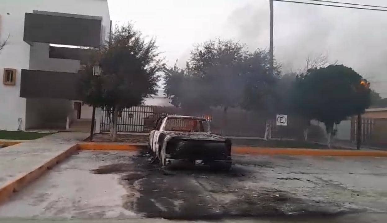 Tras el enfrentamiento registrado el lunes en el municipio de Doctor Coss, donde además se encontraron cuatro hombres decapitados, ayer esa localidad amaneció con daños en la Presidencia Municipal, quema de vehículos oficiales y propiedades baleadas.