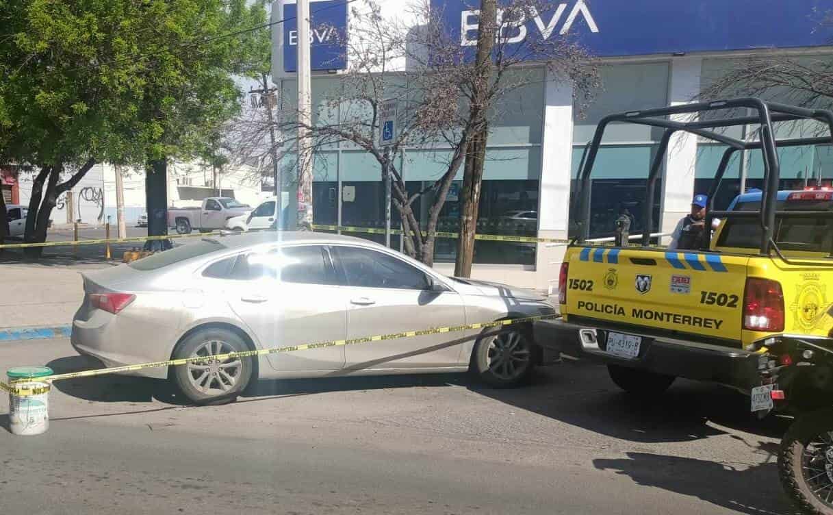 Un auto con reporte de robo y que además trae placas “colgadas” de una camioneta, fue recuperado por oficiales de la Policía de Monterrey, en el centro de la ciudad.