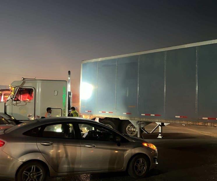Da tráiler vuelta prohibida y ocasiona choque