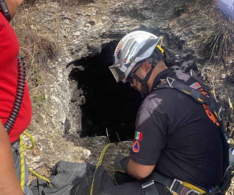 Rescatan a perro de pozo