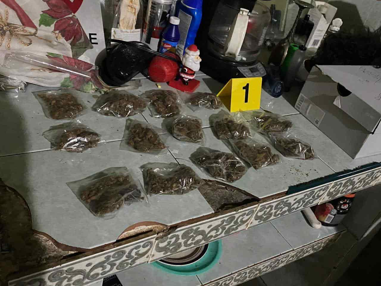 En tres cateos realizados en las colonias 10 de Marzo y Benito Juárez, en Monterrey, la Fiscalía General de Justicia detuvo a seis hombres relacionados con el narcomenudeo, así mismo se aseguró droga, más de 10 mil pesos en efectivo y un arma de fuego.