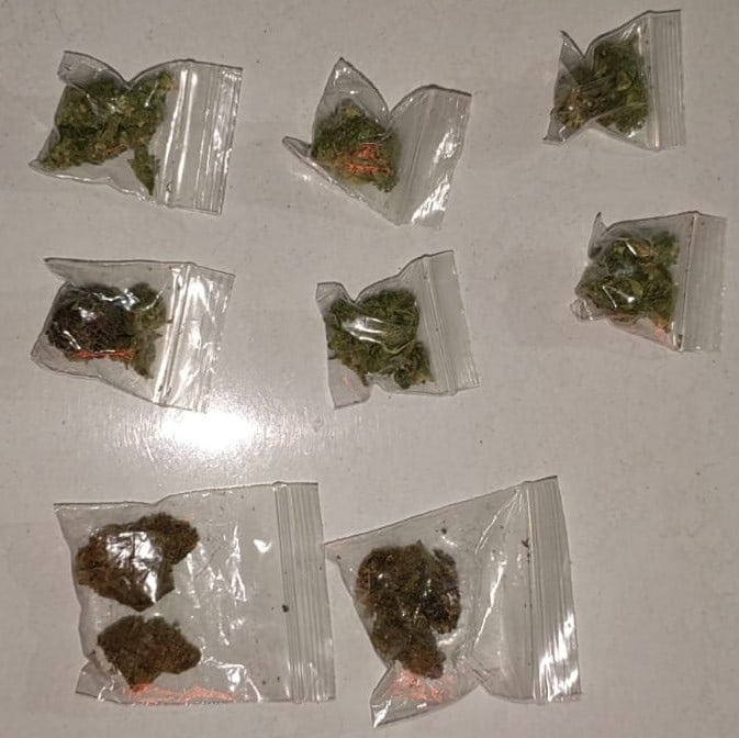 Tres hombres, dos de ellos hondureños, fueron detenidos por oficiales de la Policía de Monterrey, luego encontrarles envoltorios con hierba verde similar a la marihuana, en diferentes puntos de la ciudad.