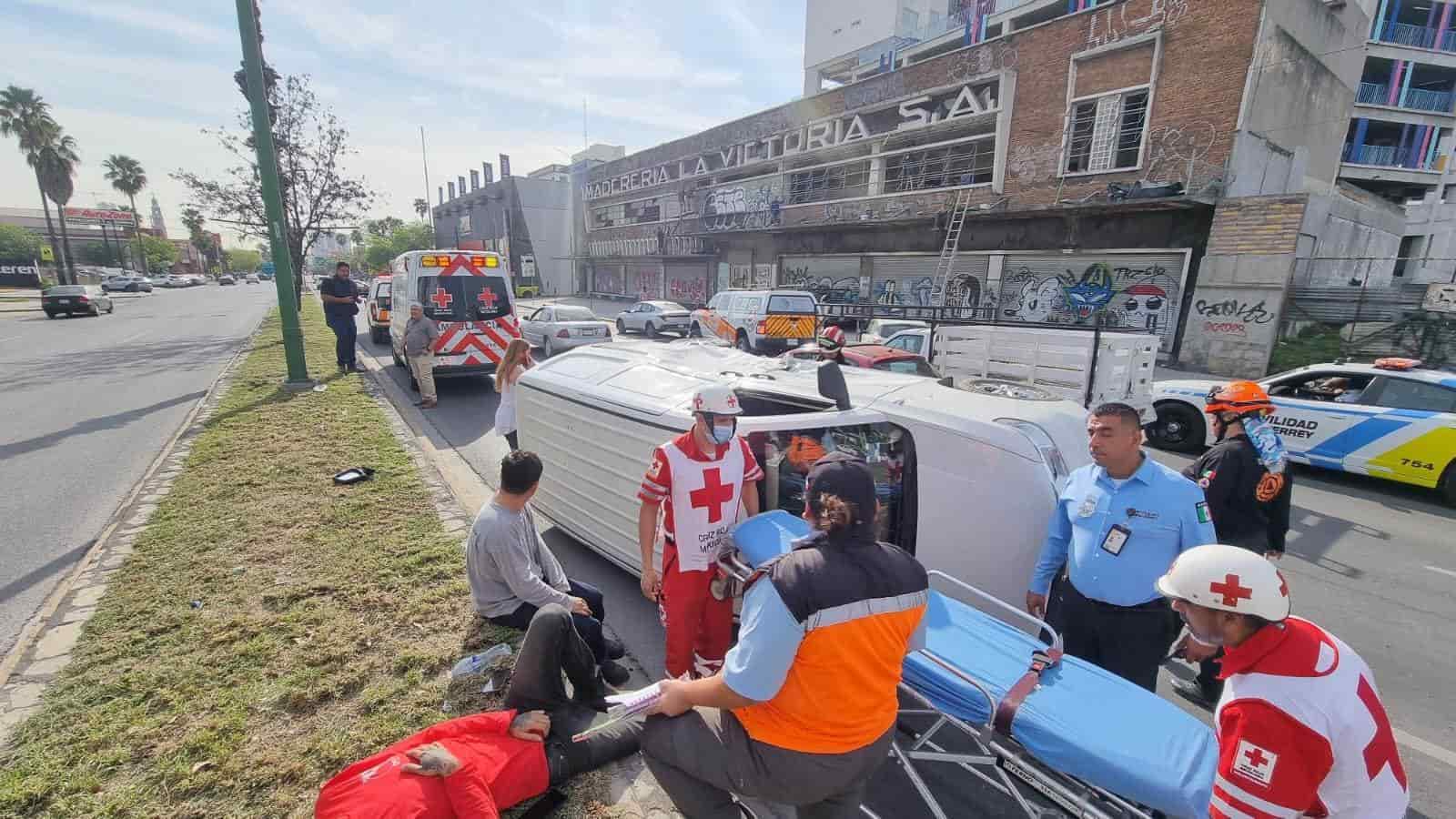 Tras pasarse a luz roja de un semáforo, una camioneta fue chocada por un vehículo y posteriormente volcó, en la Avenida Madero a la altura de la calle Miguel Nieto, ayer en el cetro de Monterrey.